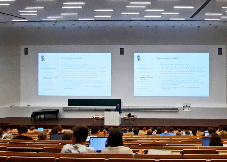 Dozent Sven Loose in der Uni Leipzig